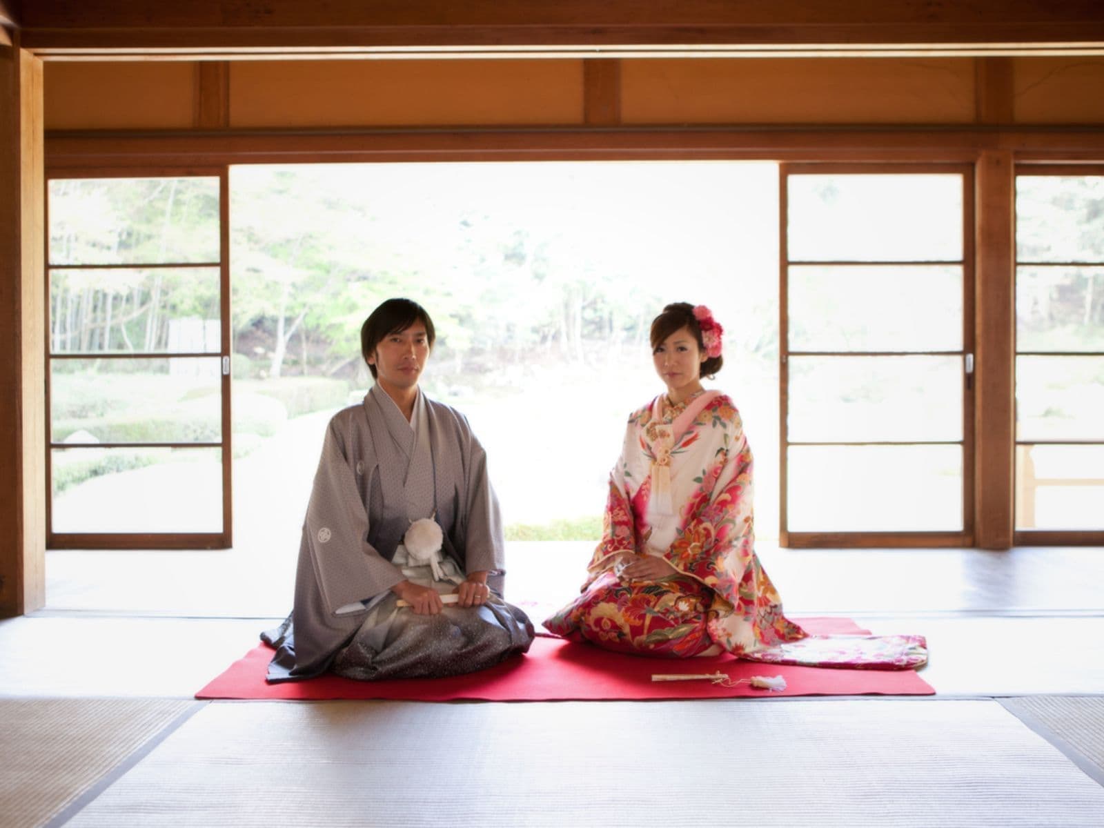 色打掛の新郎新婦