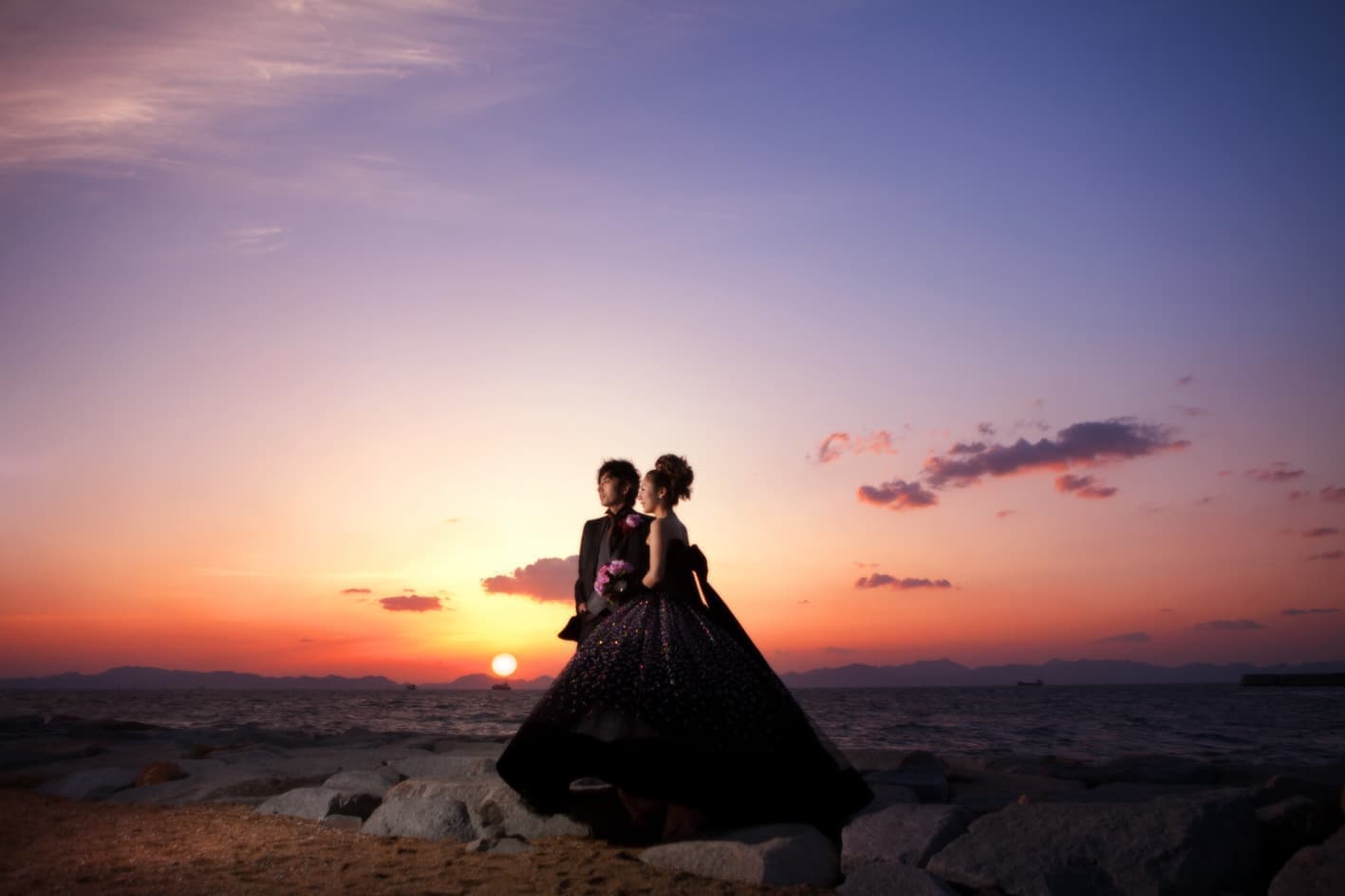 海での夕日で結婚式の画像