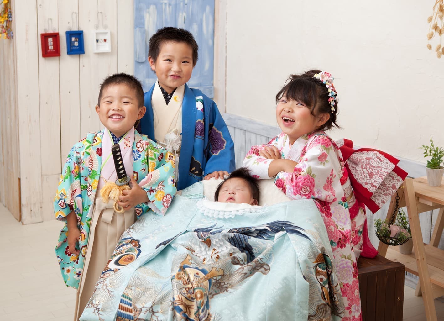 4人兄弟で着物で記念写真画像