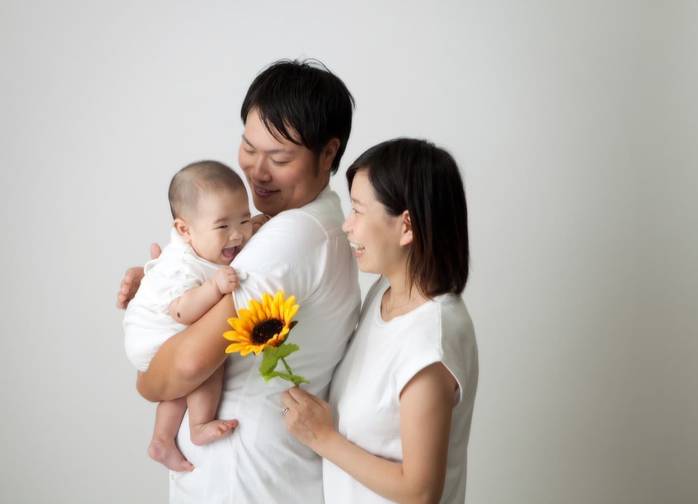 赤ちゃんと夫婦の画像