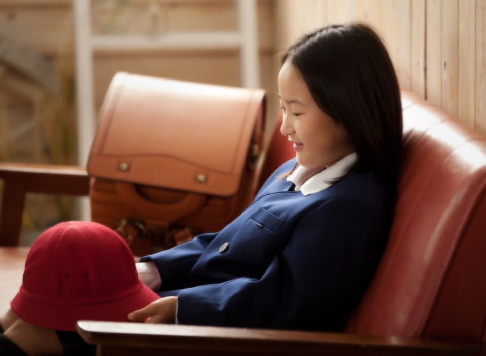 女の子が帽子を見ている画像