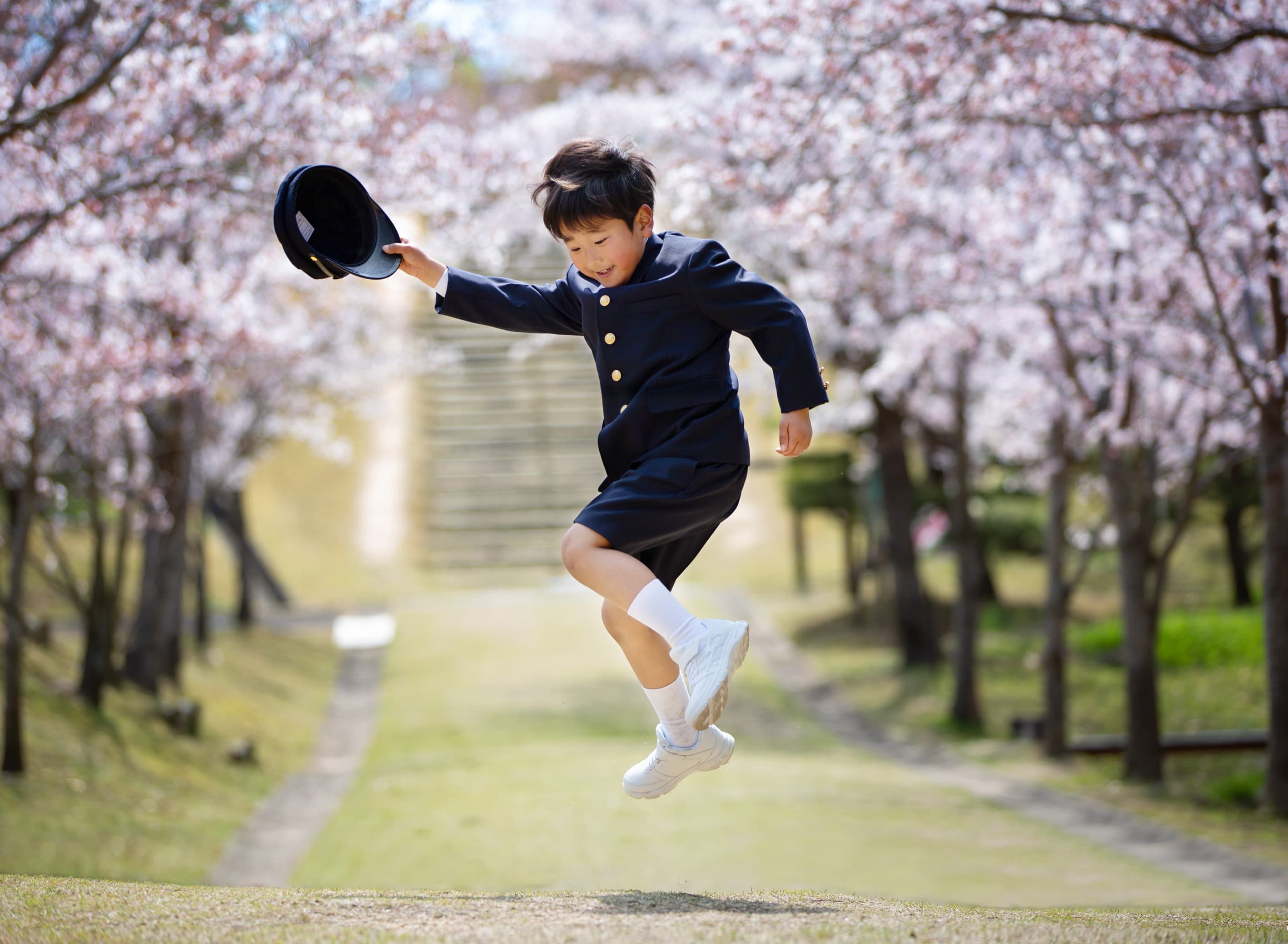 ジャンプしている男の子