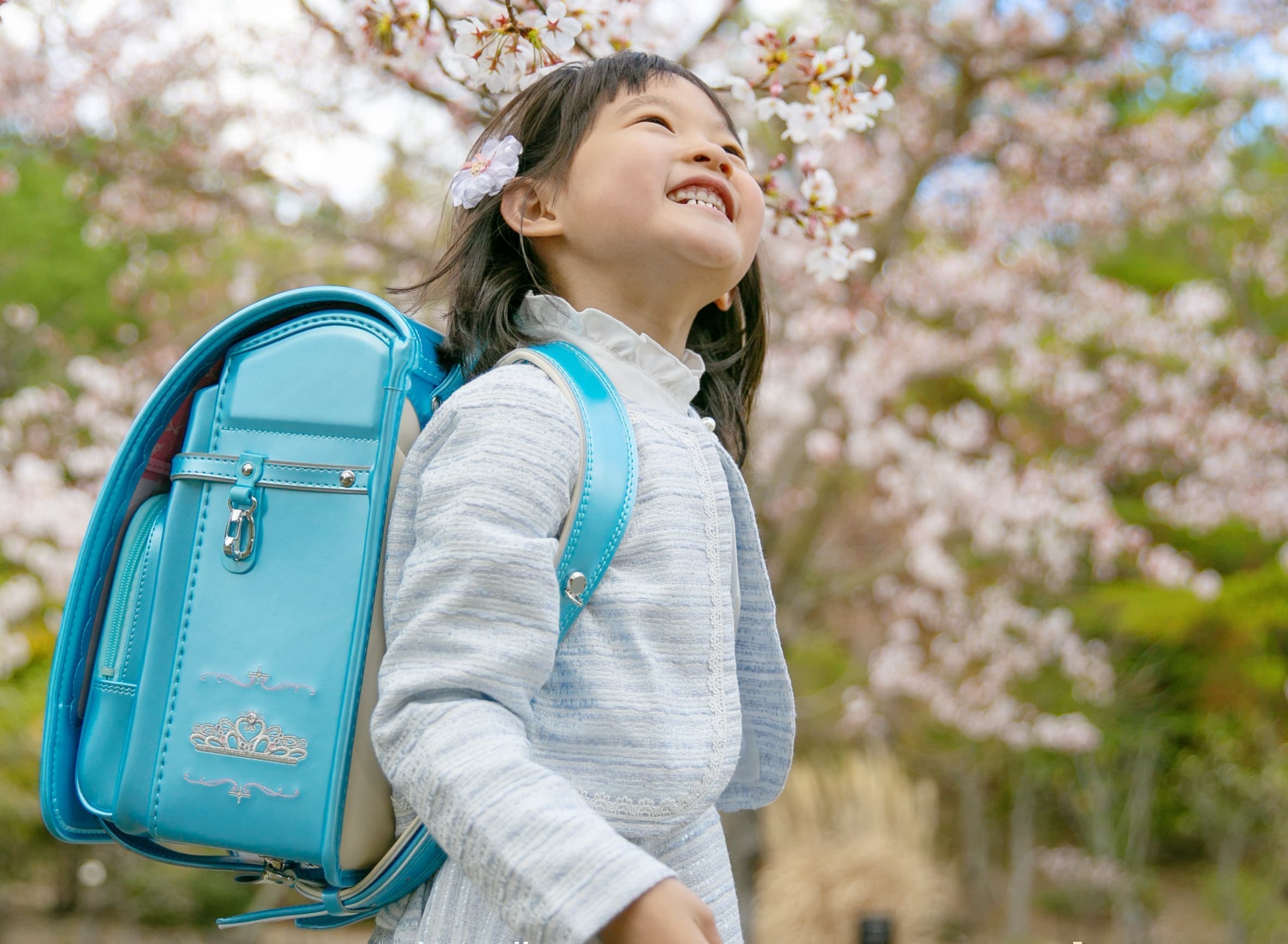 水色ランドセルの女の子の画像